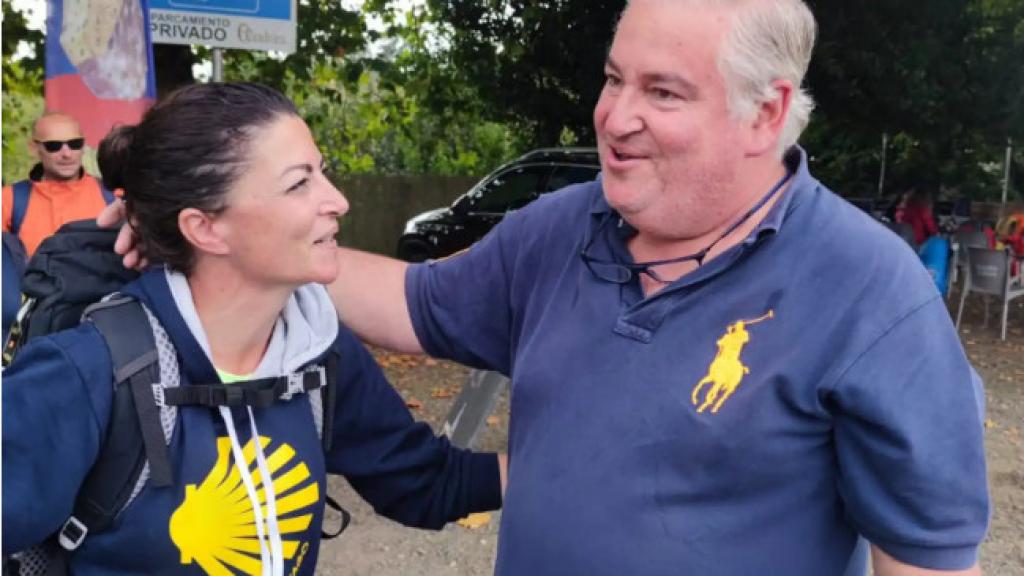 Macarena Olona y José Eugenio Arias Camisón, durante su encuentro en Arzúa.