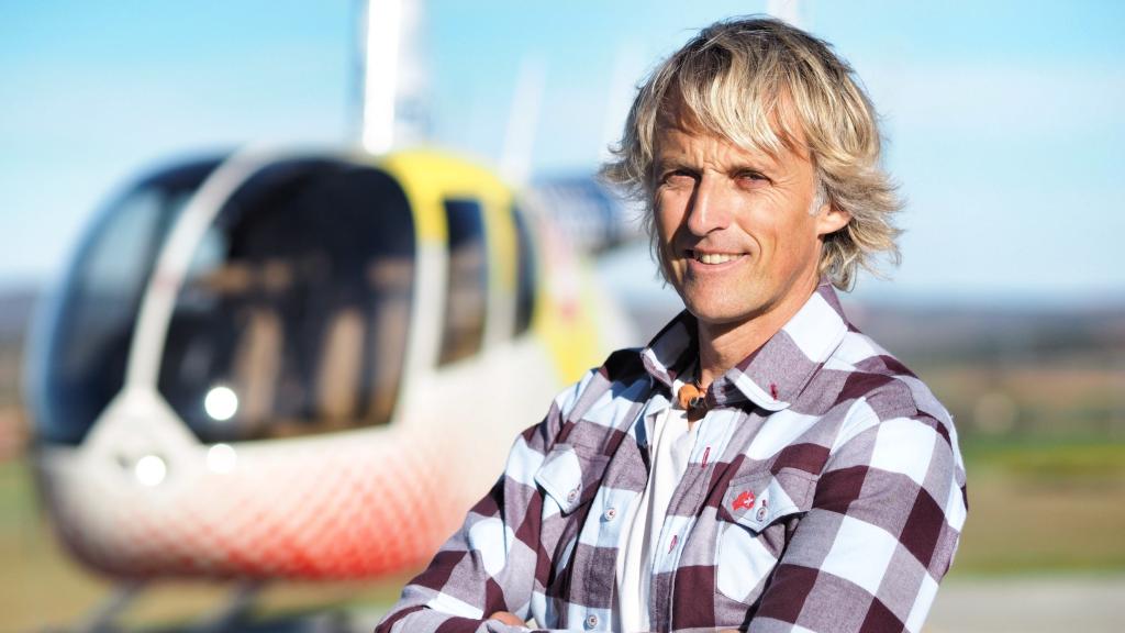 Jesús Calleja junto a un helicóptero.