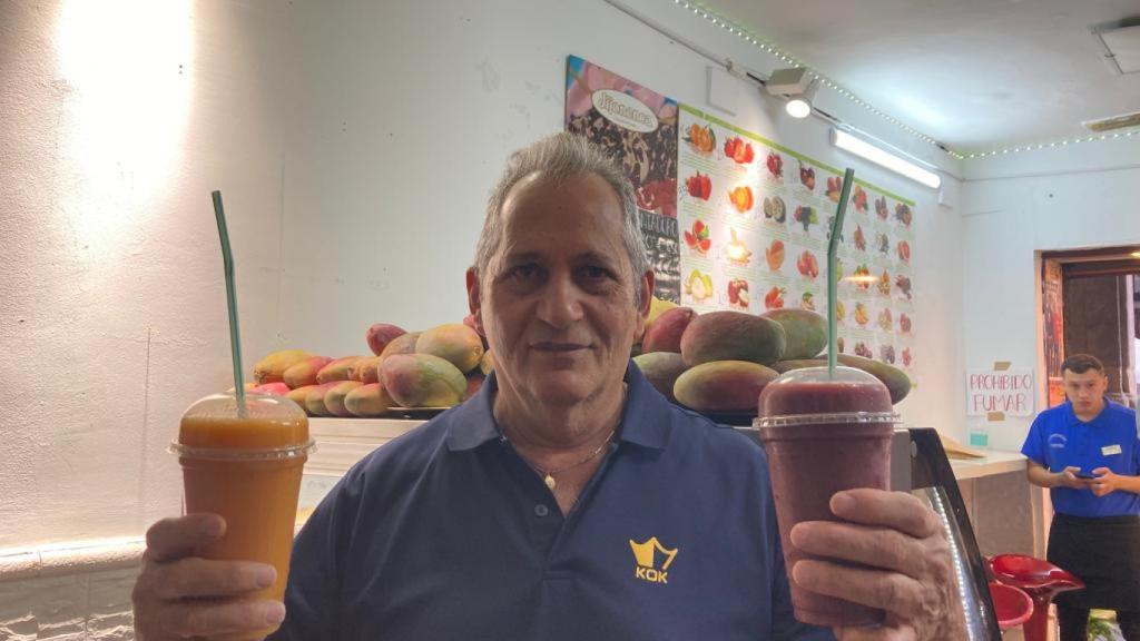 Ismael sujetando sus zumos.