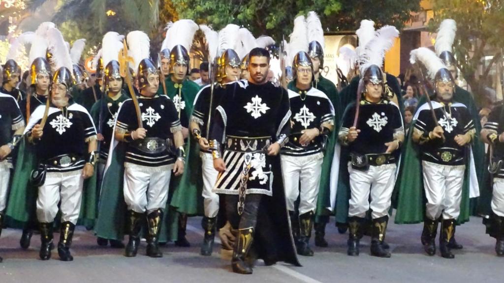 Marcialidad en la comparsa de Cristianos de Villena.