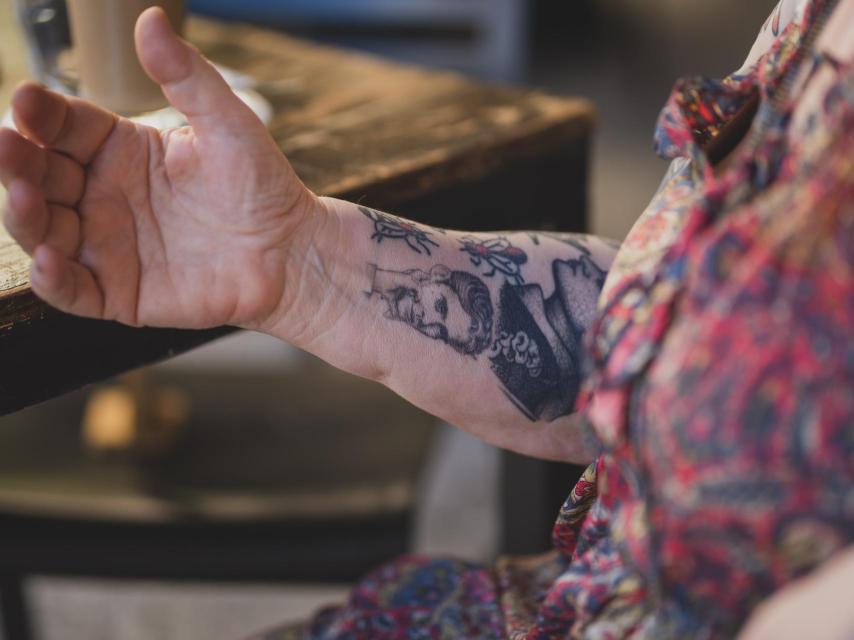 El tatuaje de Lorca en el brazo de Ana.