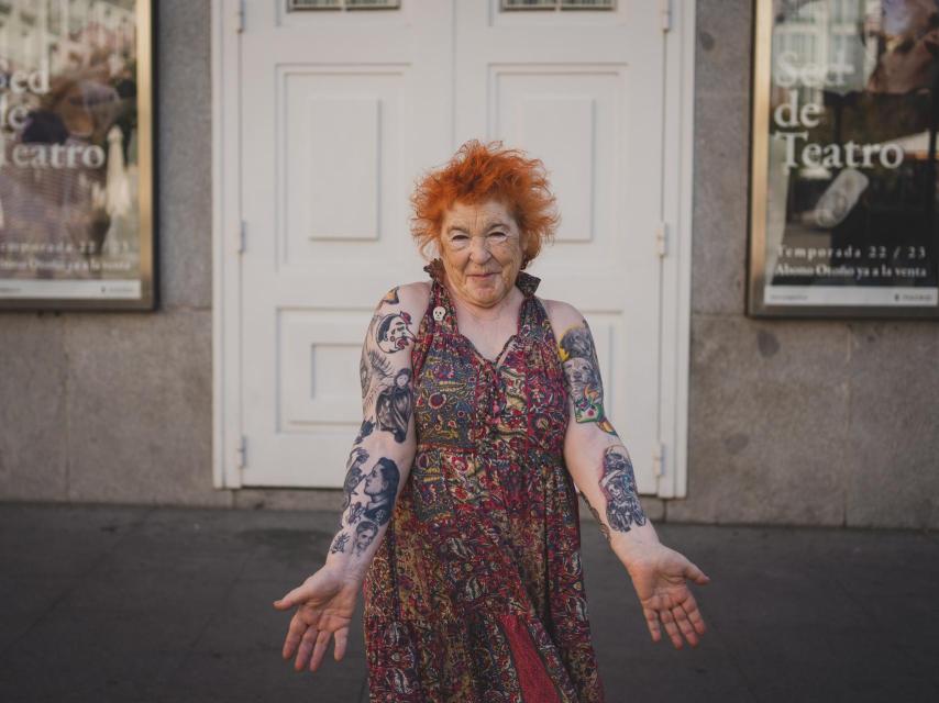 Ana frente al Teatro Español, en la Plaza Santa Ana.