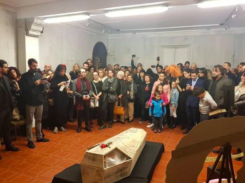 El funeral performático de Ana.