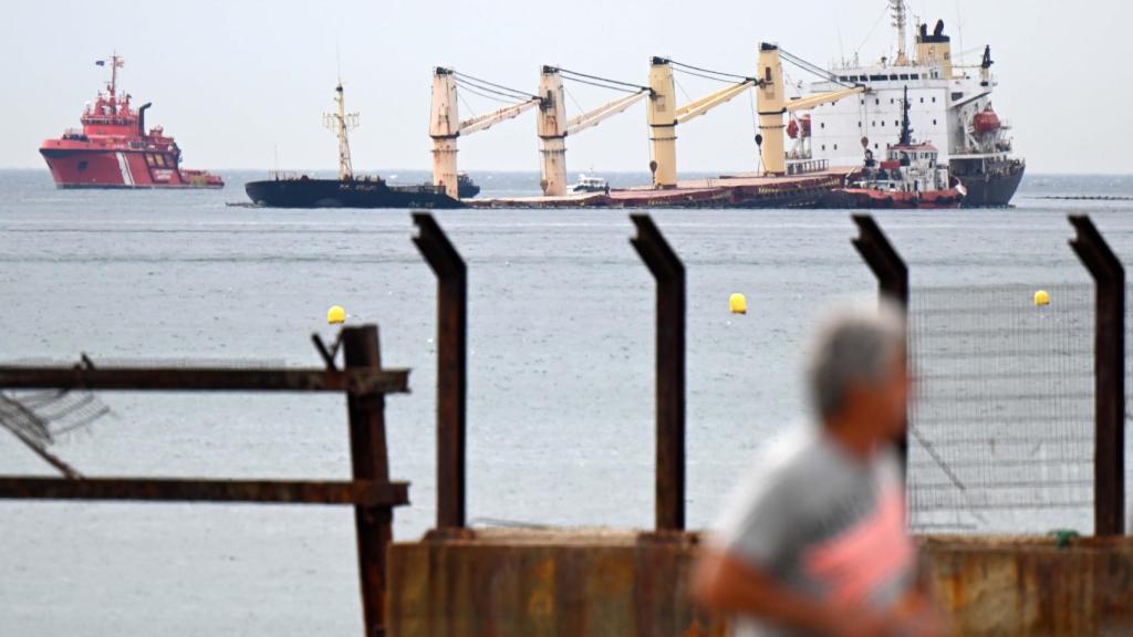 El 'OS35', desde la playa de la Línea