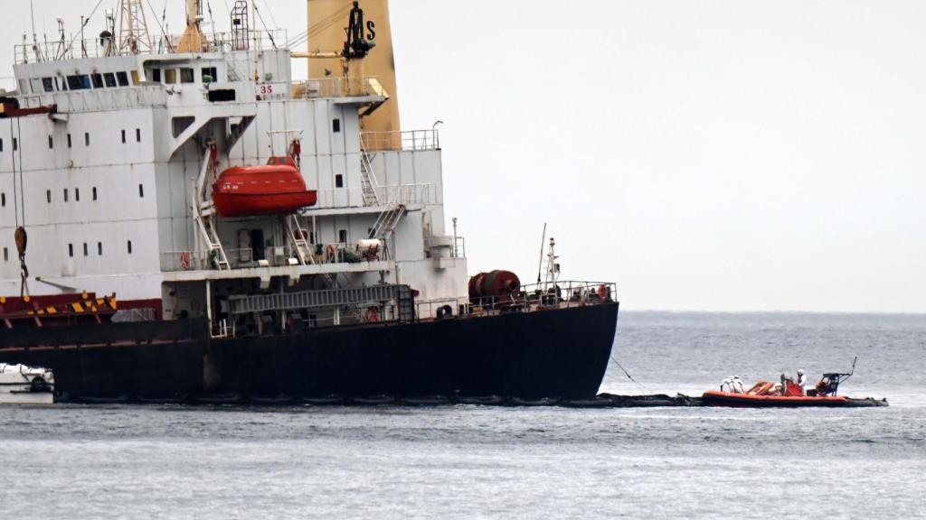 El barco, durante las labores de comprobación de la seguridad.