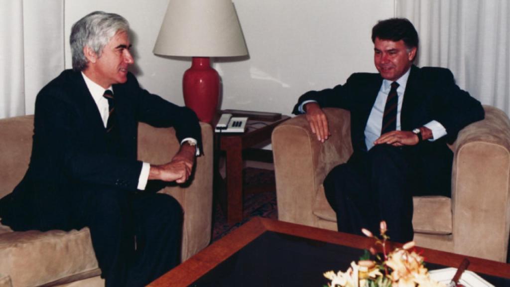 José Cuenca (i) y Felipe González (d) conversan durante una reunión