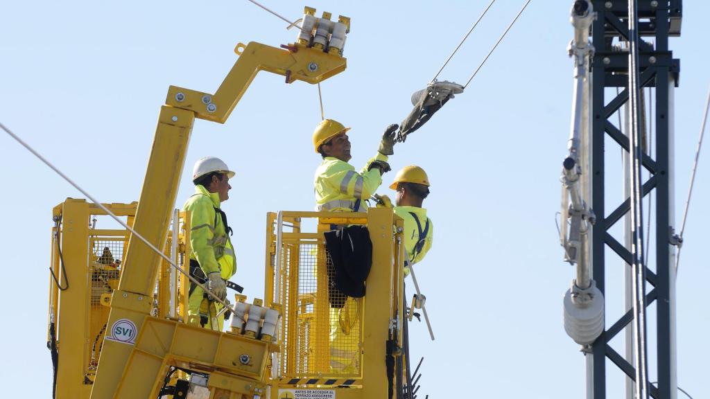 Trabajos de instlación de la catenaria