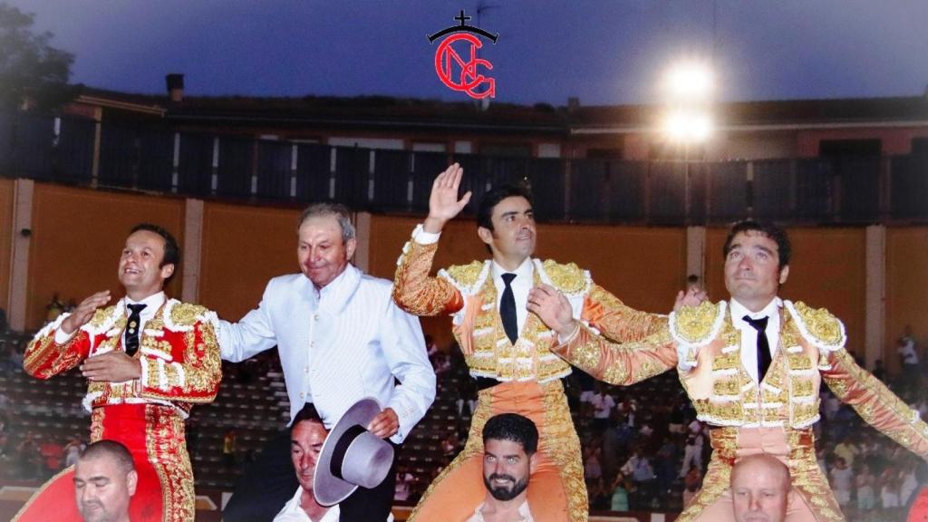 Los tres toreros y el mayoral, a hombros en el cierre de la feria de Cuéllar