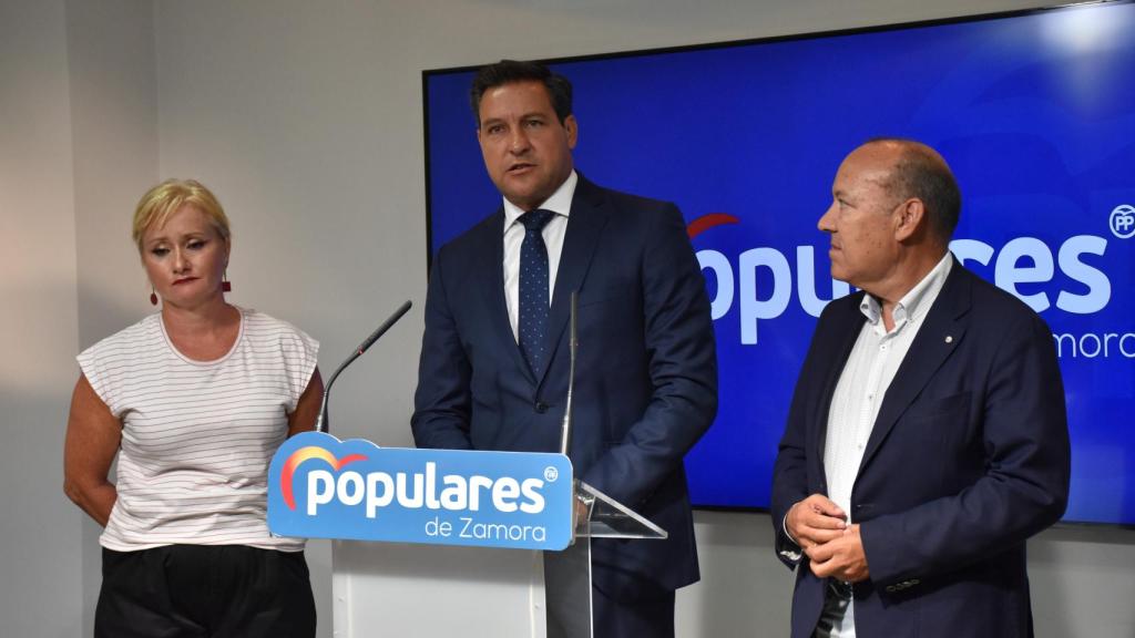 El portavoz del Grupo Parlamentario Popular de las Cortes de Castilla y León, Raúl de la Hoz, junto a la procuradora del PP en las Cortes por Zamora, Leticia García; y al presidente del PP de Zamora, José María Barrios