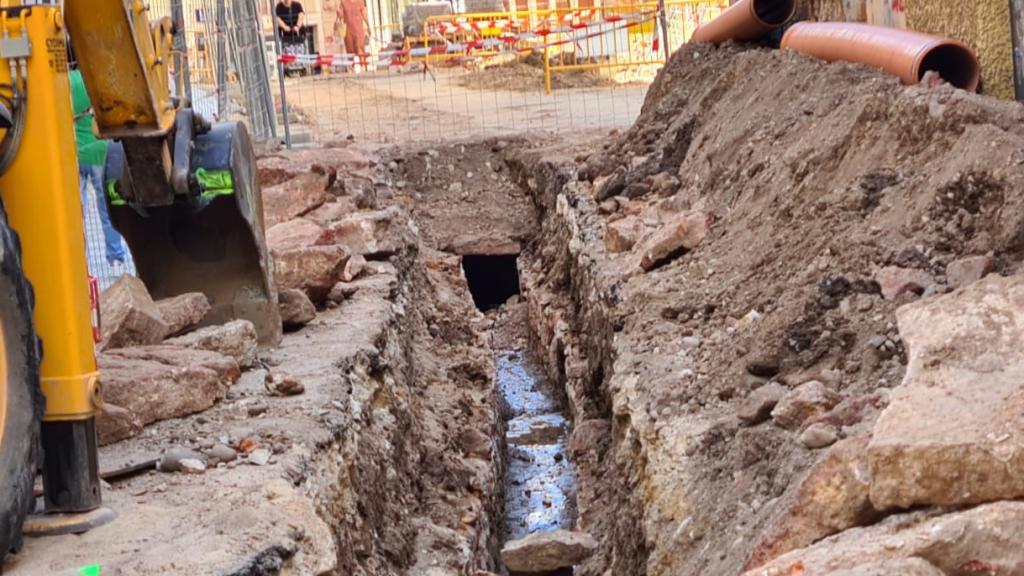 Al fondo puede verse como continúa este desagüe medieval por el resto de la calle