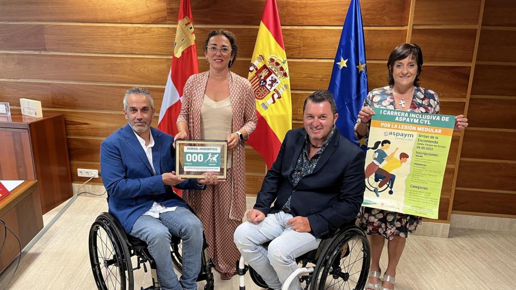 Entrega del dorsal honorífico a la consejera de Movilidad