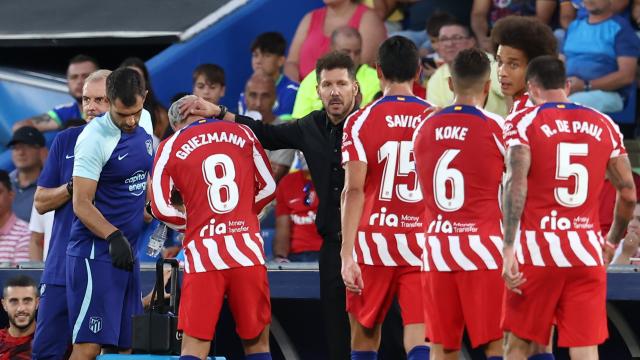 Simeone da indicaciones a algunos de sus jugadores en un partido del Atleti