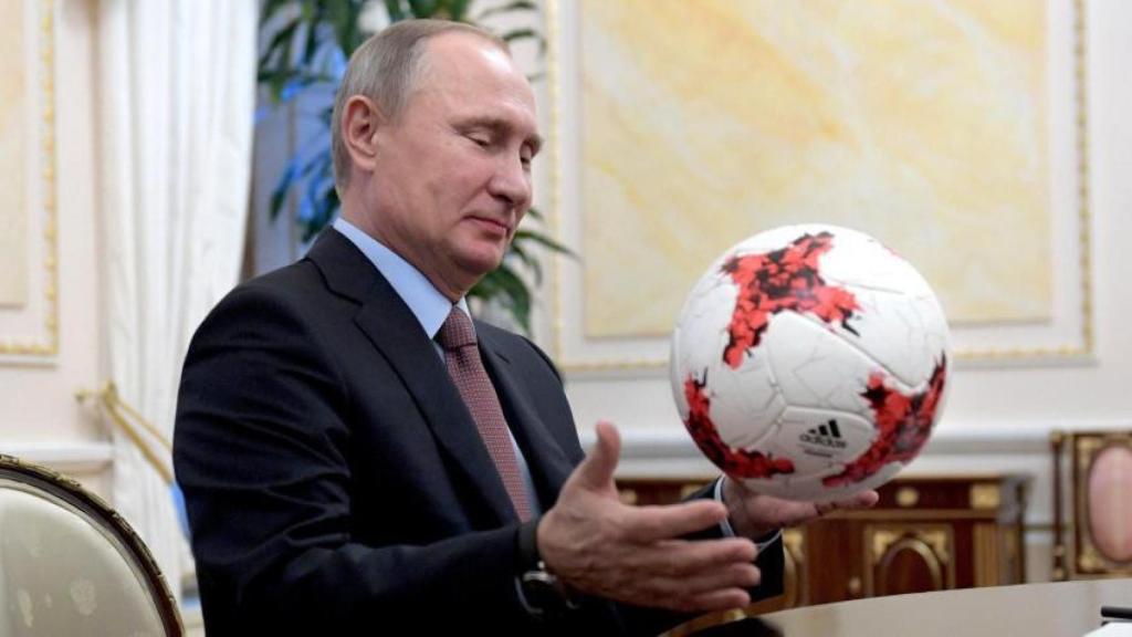 Vladímir Putin junto a un balón
