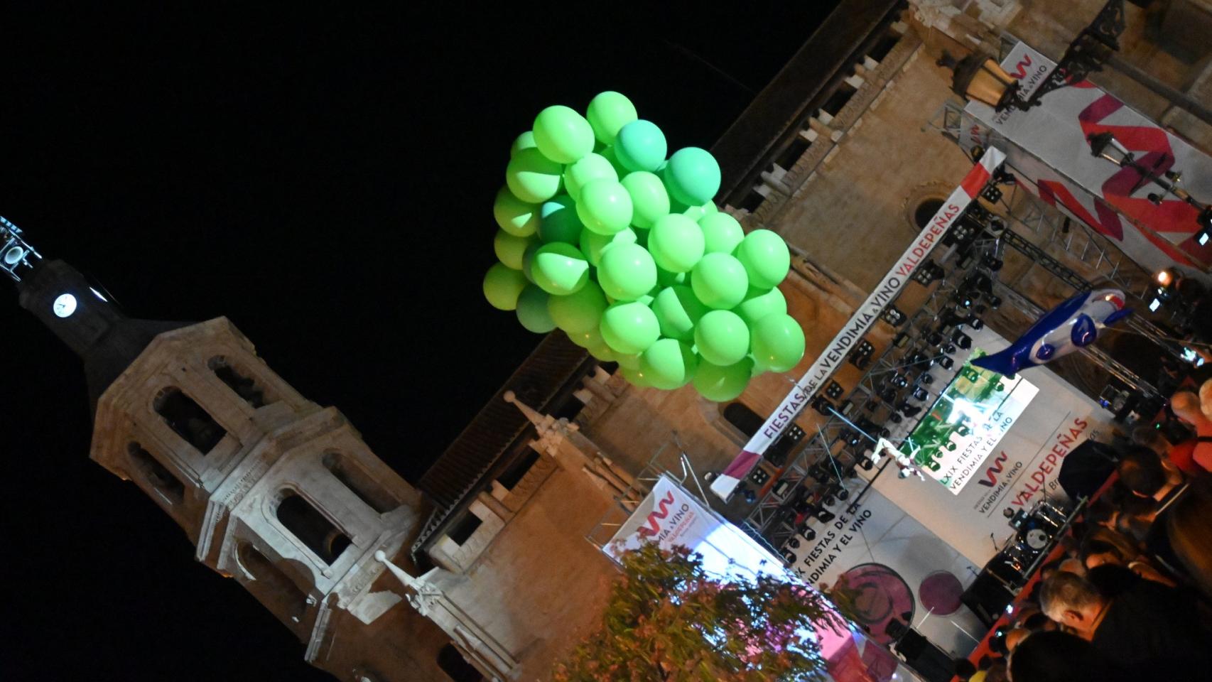 Un gigantesco racimo de uvas volador sorprende a todos en Valdepeñas (Ciudad Real)