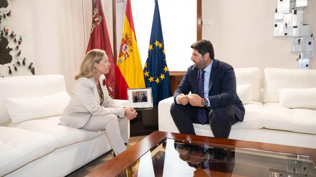 El presidente de Murcia, Fernando López Miras, este viernes, reunido con la vicepresidenta primera del Gobierno, Nadia Calviño, en el Palacio de San Esteban.