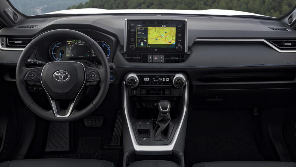 En el interior sigue el mismo esquema con una pantalla multimedia de ocho pulgadas y un cuadro de mandos de siete pulgadas.