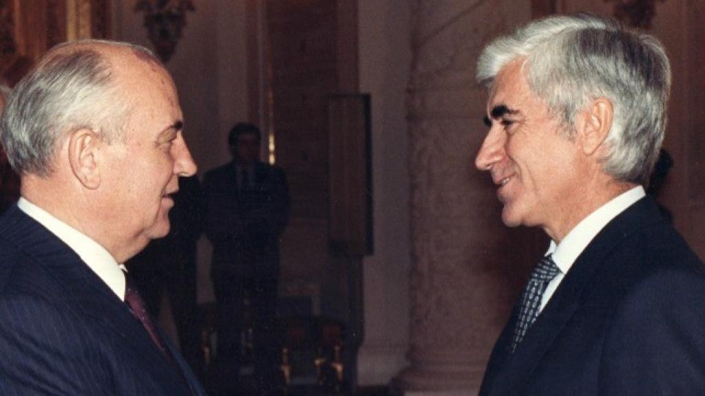 José Cuenca (d) estrecha la mano de Mijaíl Gorbachov (i)
