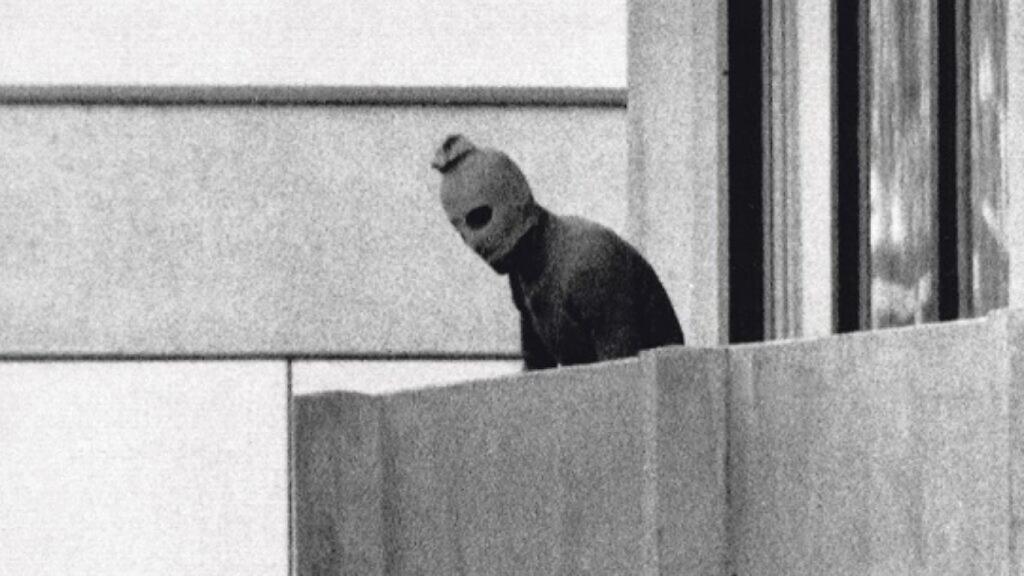 Uno de los secuestradores palestinos se asoma al balcón de los rehenes israelíes en la Villa Olímpica de Múnich 72.