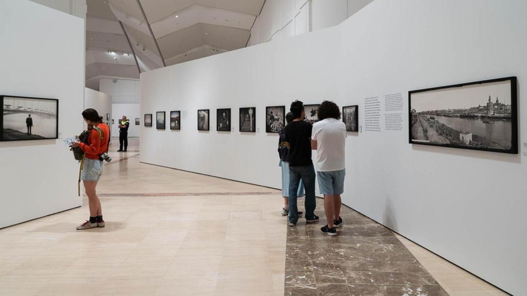 Visitantes en la exposición ‘A Vía da Prata. Aires do Sur’