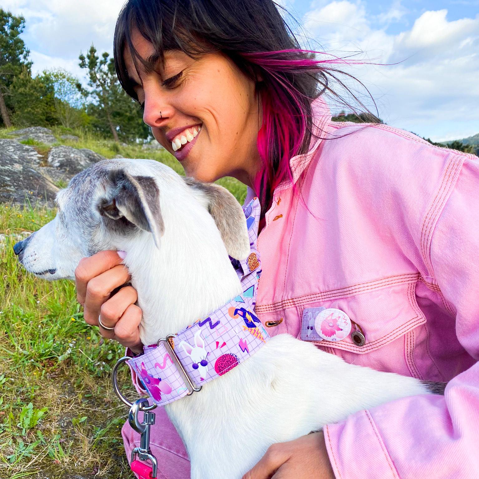 Paz Blanco y Mulán, que luce un collar de Haciendo el galgo (Cedida).