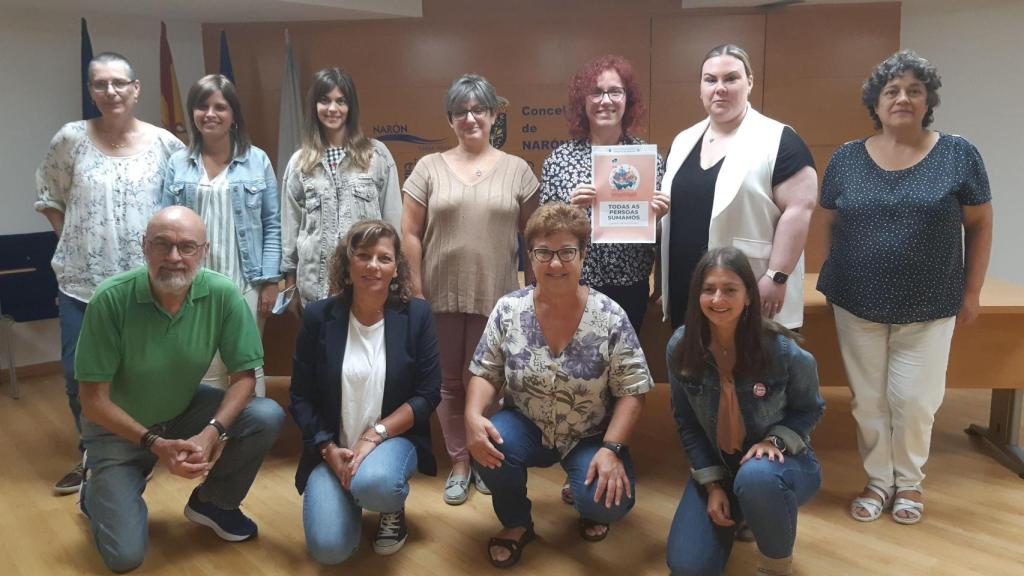 Representantes de las asociaciones junto a dos concejalas de la ciudad