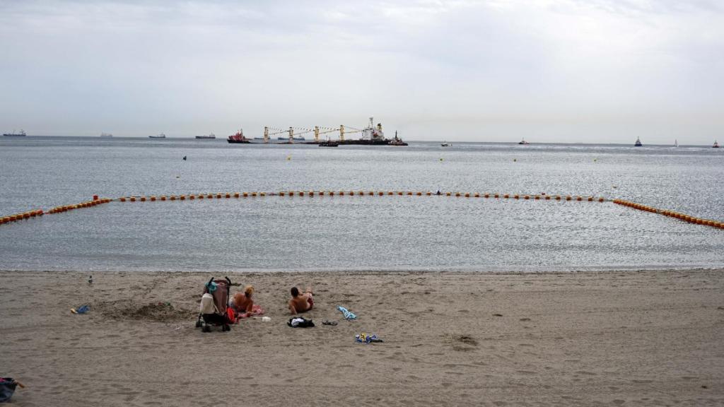 Una imagen del barco desde la playa de Gibraltar.
