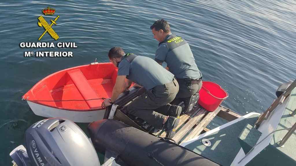 La Guardia Civil de Pontevedra encontró antes de mediodía la embarcación volcada en Punta Couso, en la ría de Aldán (Pontevedra).