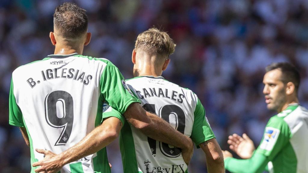 Borja Iglesias, Sergio Canales y Juanmi Jiménez celebran el gol.