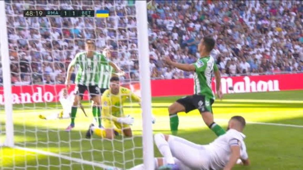 Karim Benzema intenta anotar.