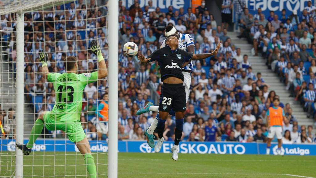Umar Sadiq marca el gol con la mano.