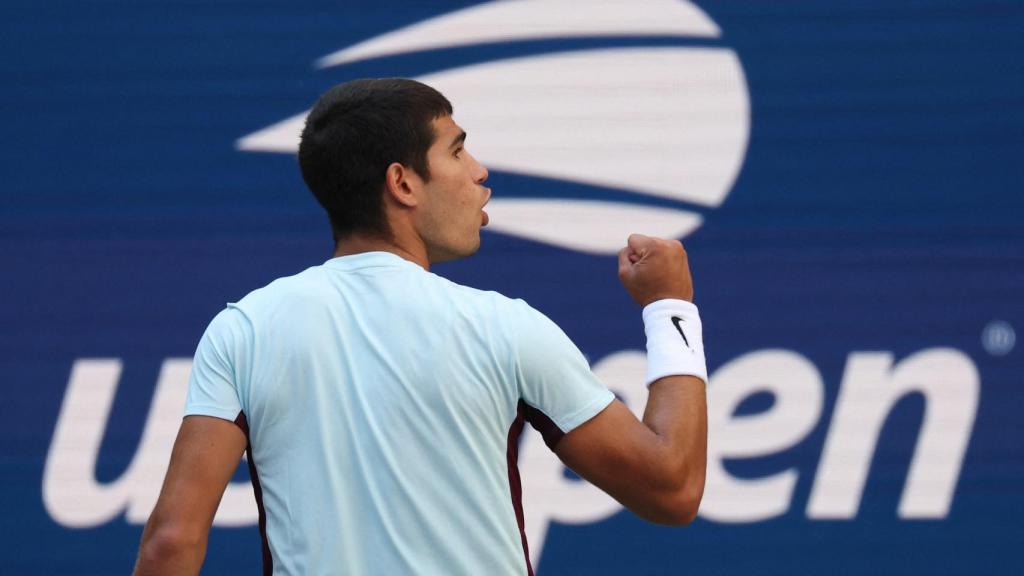 Carlos Alcaraz celebra.