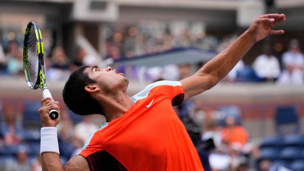 Carlos Alcaraz al saque.