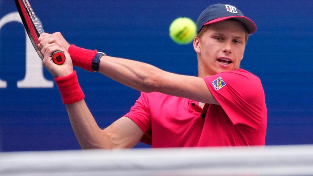 Jenson Brooksby golpea la bola.