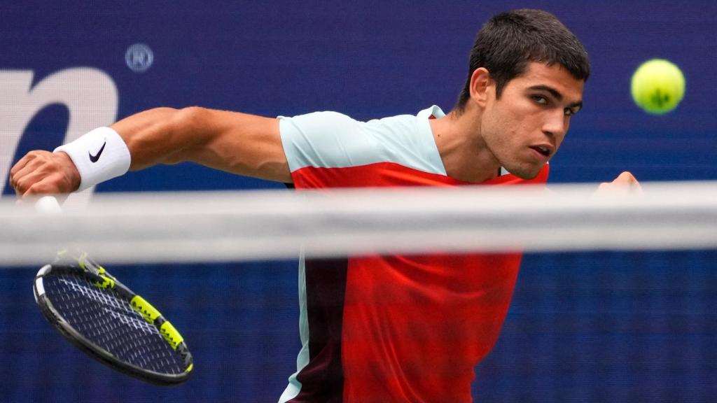 Carlos Alcaraz juega con el revés.