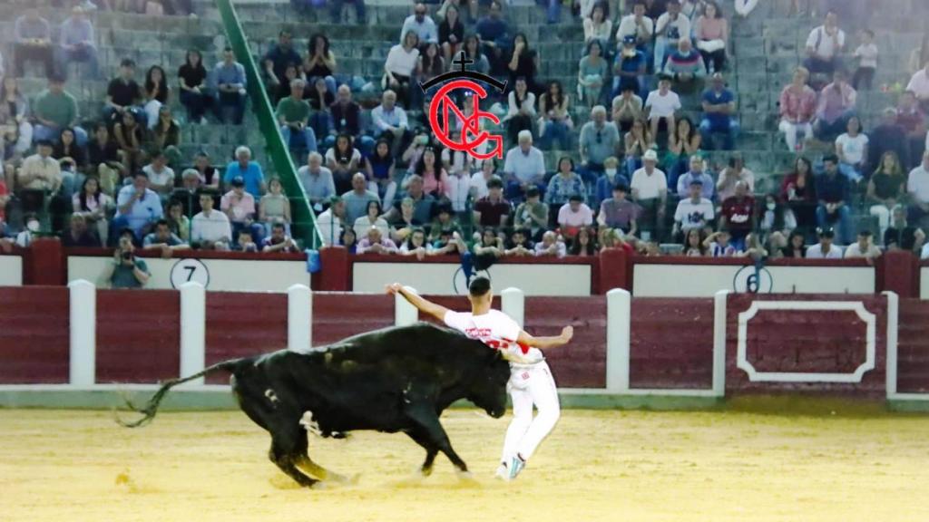 Un cortador esquiva la embestida del toro en la final de la pasada edición