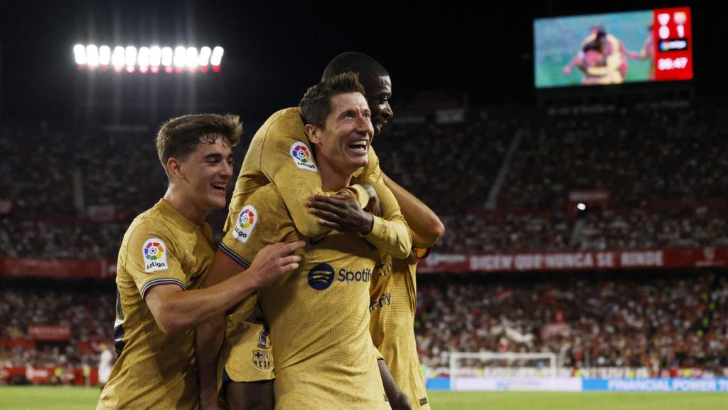 Lewandowski, Gavi y Dembélé celebran un gol contra el Sevilla