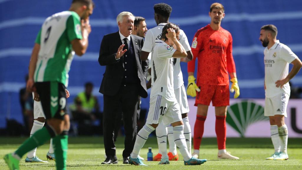 Carlo Ancelotti habla con sus jugadores.