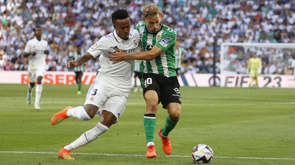 Eder Militao frena a Sergio Canales.