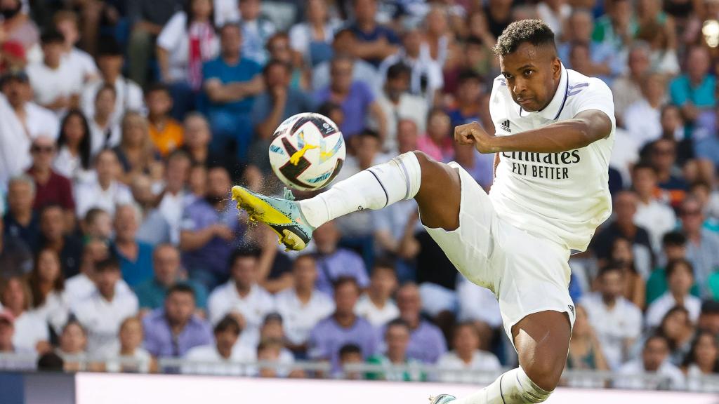 Rodrygo Goes hace un remate acrobático.