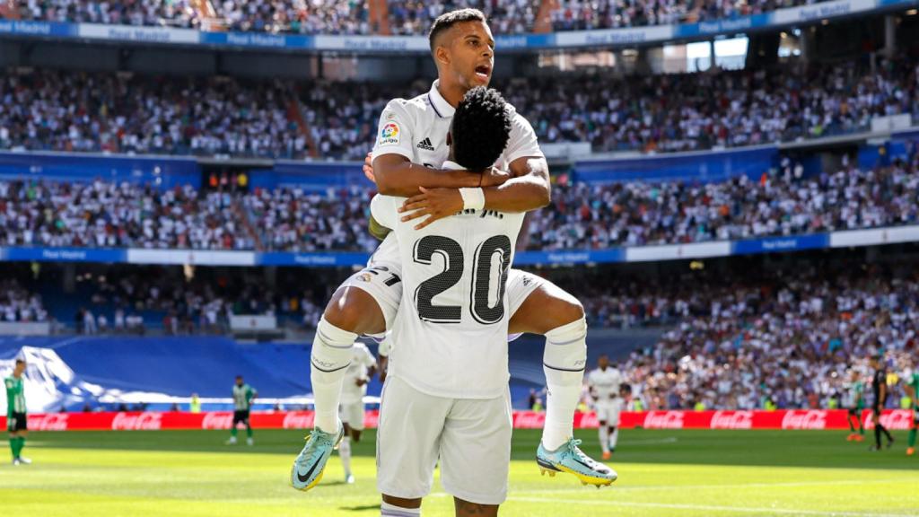 Vinicius Júnior y Rodrygo Goes celebran.