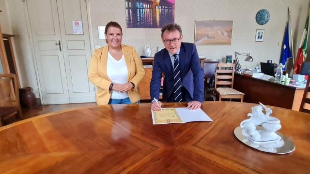 Tita García busca en Italia apoyos para unas Mondas de Interés Turístico Internacional