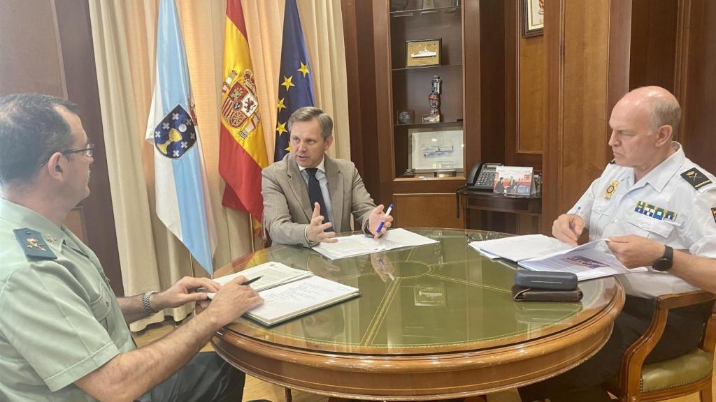 El delegado del Gobierno, José Miñones, con el jefe superior de Policía y el general jefe de la Guardia Civil en Galicia.