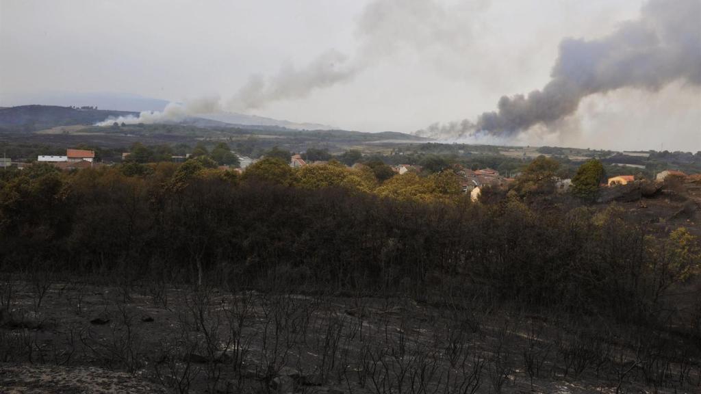 Vista de los puntos de fuego del incendio en la parroquia de Montes, en Cualedro, Ourense, Galicia (España).