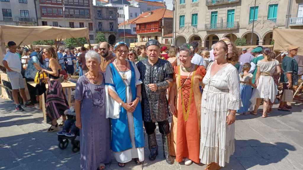 El alcalde de Pontevedra, Miguel Anxo Fernández Lores, junto a miembros de su equipo de gobierno en la Feira Franca de Pontevedra.