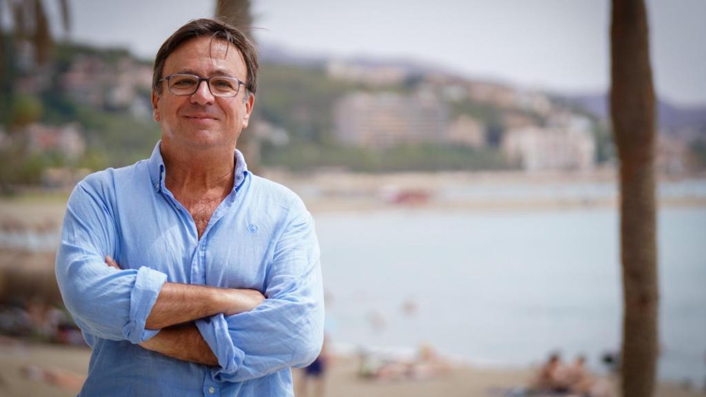 Federico Souviron, junto a la playa.