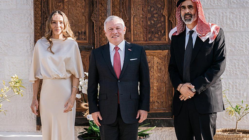 Miriam Ungría y Ghazi bin Muhammad junto al rey Abdalá II el día de su boda.