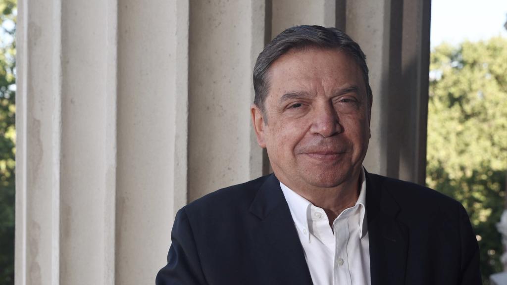 El ministro de Agricultura, Pesca y Alimentación, Luis Planas, posa después de una entrevista para Europa Press, en la sede del Ministerio.