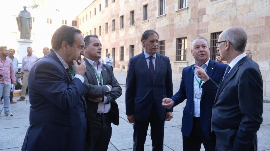 El vicepresidente de Asaja y presidente provincial en Salamanca, Juan Luis Delgado; el alcalde de Salamanca, Carlos García Carbayo; el presidente de la Diputación Provincial, Francisco Javier Iglesias; Donaciano Dujo, presidente regional Asaja y Pedro Barato, presidente nacional de Asaja, en el II Congreso Ibérico Agropecuario