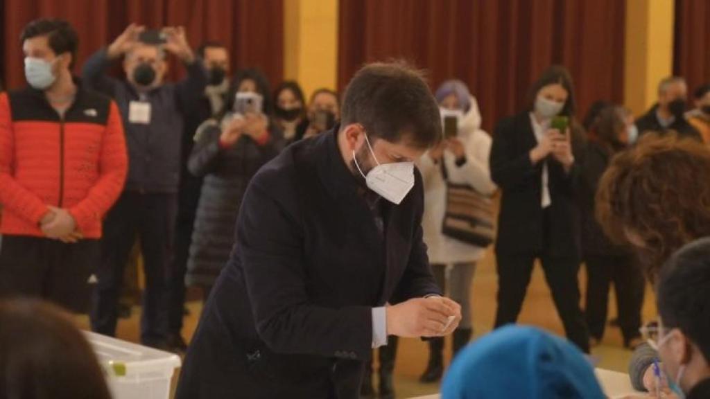 La ministra de Defensa de Chile, Maya Fernández, y varios militares inspeccionan un colegio electoral para el referéndum.