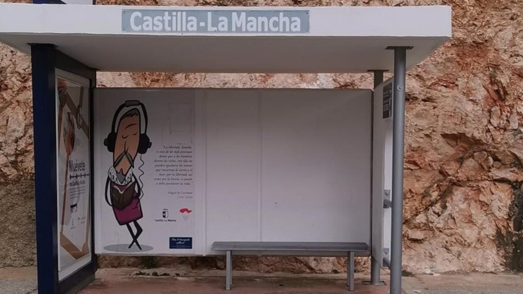 Parada de autobús en un municipio de Castilla-La Mancha